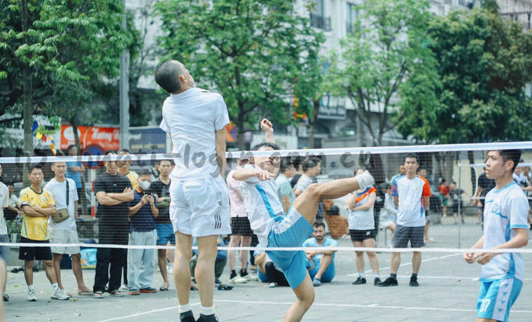三个并排标签块分别标注设备、版本与场景，其中一个被琥珀色高亮并带向下箭头